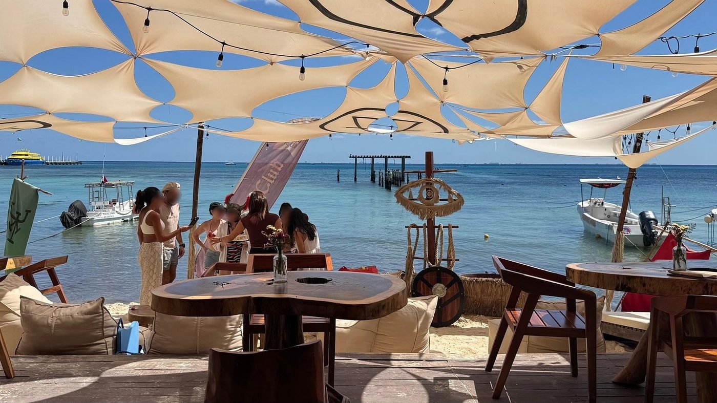 Terras van een beachclub met zicht op de Caribische Zee in Playa del Carmen