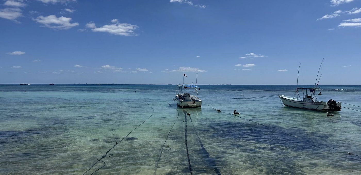 Turquoise Caribisch water met bootjes bij Playa del Carmen