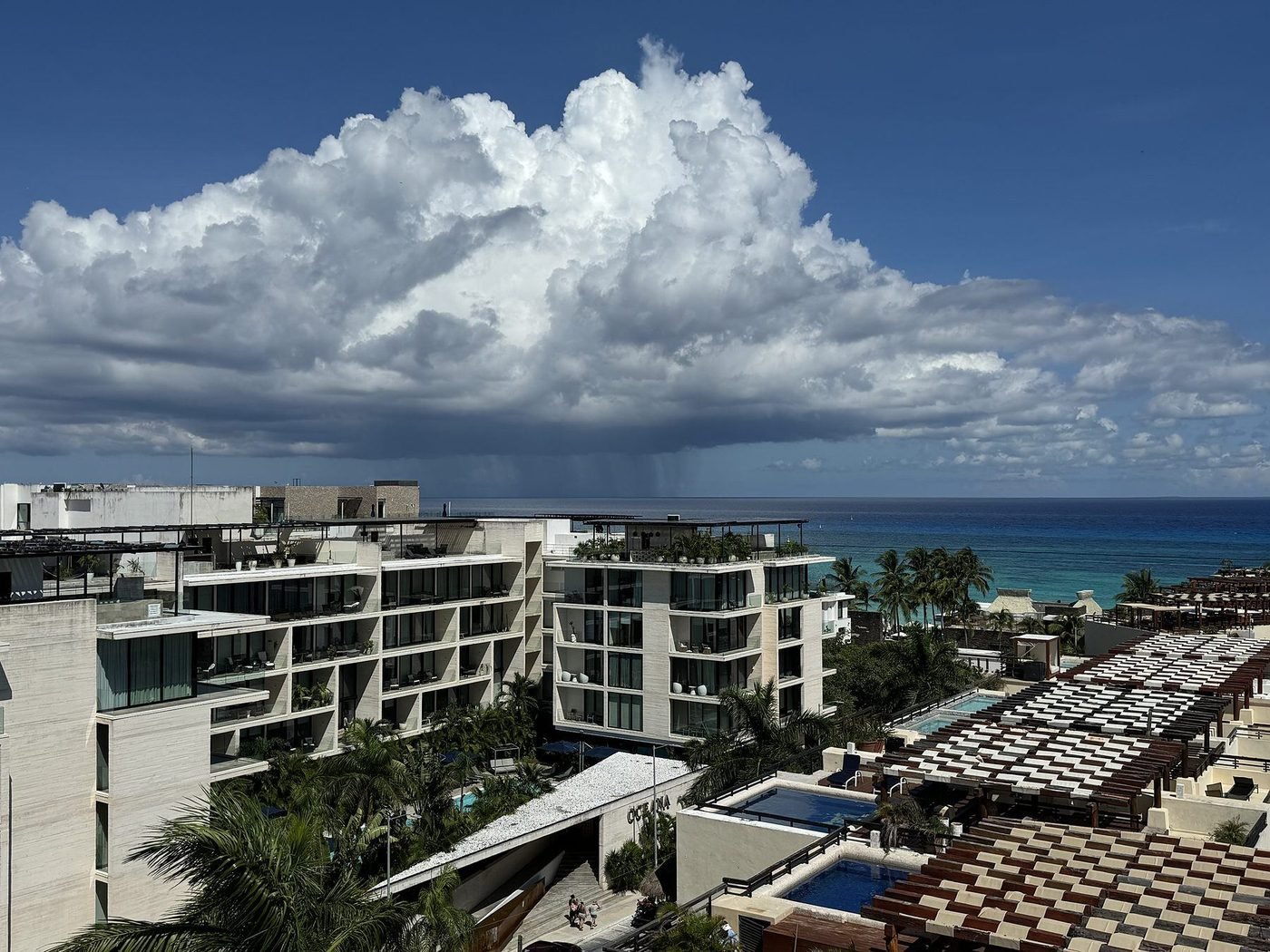 De kust van Playa del Carmen onder een indrukwekkende Caribische hemel