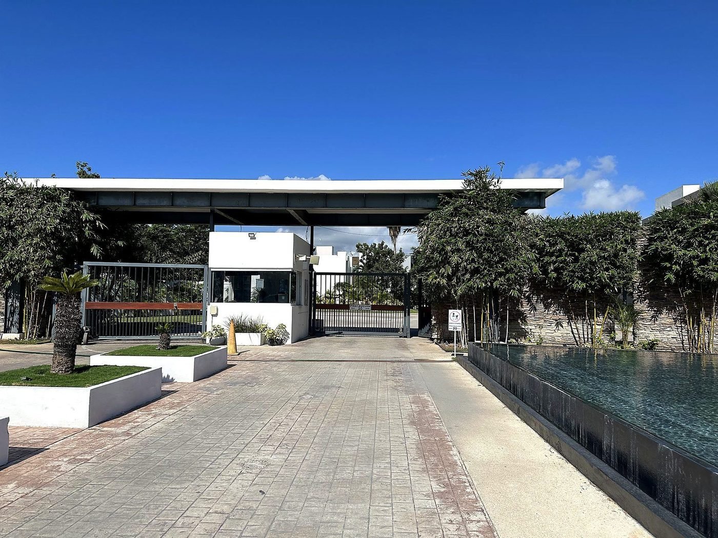 Beveiligde ingang van Residencial Bambu