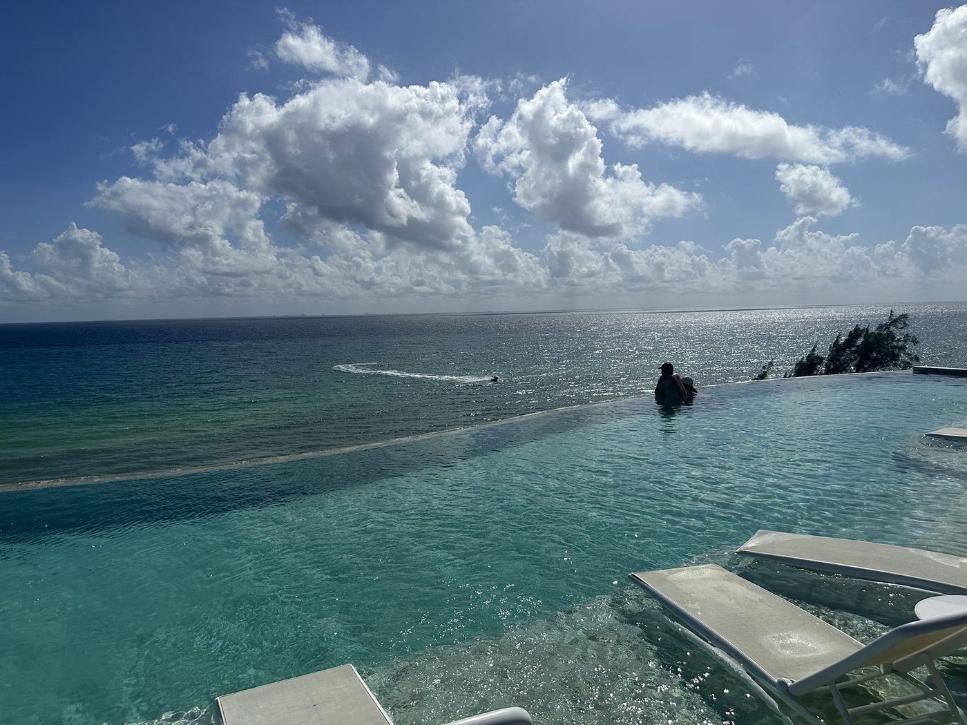 Infinity pool met zicht op de Caribische Zee