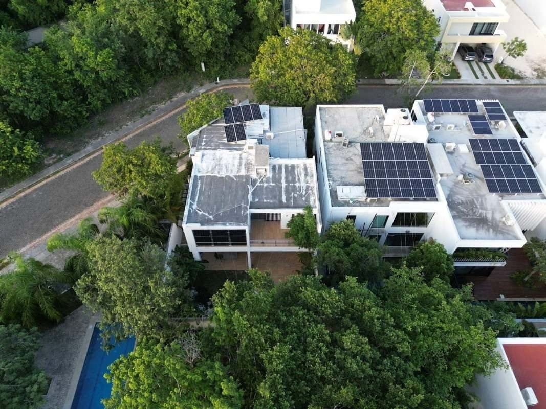 Luchtfoto van het dak met zonnepanelen en het terrein van Villa Bambu