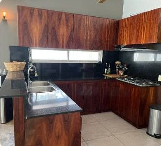 Keuken met kasten in donker hout