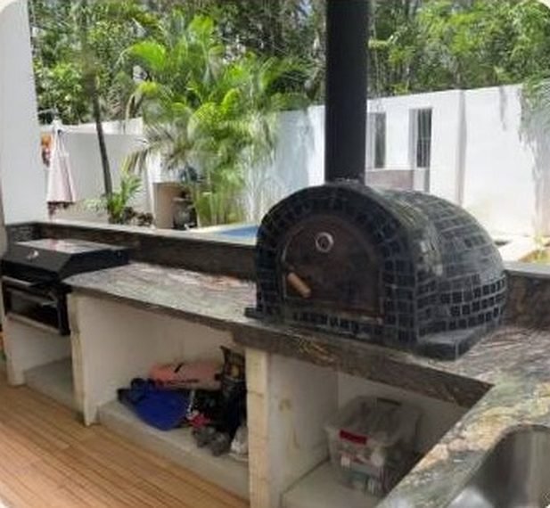 Buitenkeuken met pizzaoven